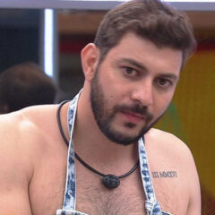 Caio revela ter 21,8 cm de dote e pergunta se Gil “quer dar”: “Vou por para andar dois dias em cadeiras de rodas”