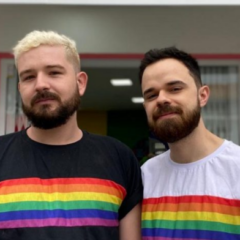 Casal gay cria “Barbiearia” para evitar LGBTfobia: “Nosso foco é fazer com que as pessoas se sintam acolhidas”