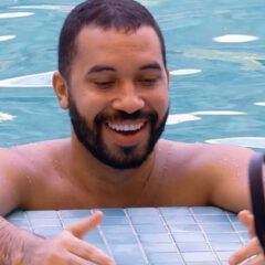 BBB 21: Gilberto toma banho de cueca branca e volumão chama atenção