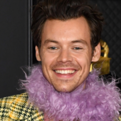 Grammy 2021: Harry Styles canta e apresentador brinca: “meninas, ele vai roubar seu vestido”