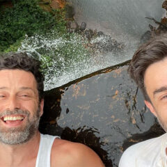 Ator Erom Cordeiro se declara para o namorado no Instagram: “Caminhar ao teu lado é inspirador”