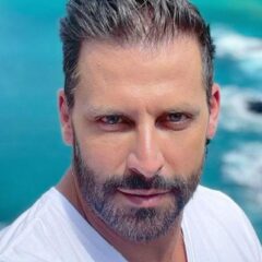 Henri Castelli posa sem camisa e recebe chuva de elogios