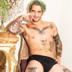 Tyler Posey faz a alegria dos seguidores e mostra o pênis durante live no OnlyFans; assista