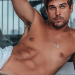 PELADO! Felipe Roque posa sem nada e deixa fãs eufóricos: “Macho gostoso”