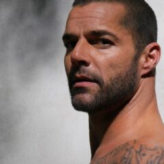 Ricky Martin estreia mega tattoo nas pernas e fãs elogiam todos os detalhes: “Até os pés são lindos”