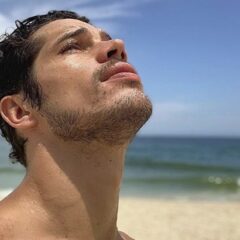 José Loreto surge sem camisa e ferve o clima: “delicioso”