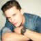 Jeremy Irvine negocia viver Lanterna Verde gay na HBO Max