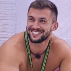 Ex-BBB Arthur Picoli faz referência ao PT nas suas redes sociais