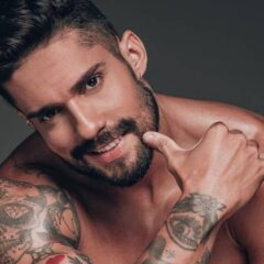 Ex-BBB Arcrebiano mostra braços musculosos em vídeo