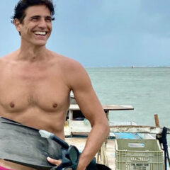 De sunga, Reynaldo Gianecchini exibe bumbum redondinho e leva fãs à loucura: “Gostoso”
