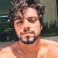 Rodrigo Simas divide cliques dos bastidores de ‘Salve-se Quem Puder’: ”Parabéns a todos”