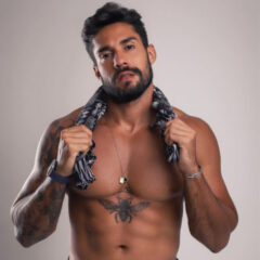 Arcrebiano, de No Limite, posa de regata e mostra corpo sarado