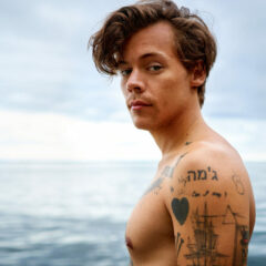 Harry Styles levanta bandeira bi no Mês da Visibilidade Bissexual