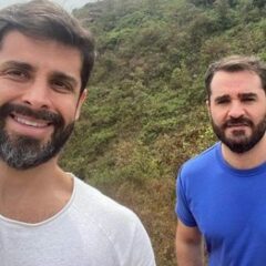 Após ataque homofóbico, Marcelo Cosme posa ao lado do noivo