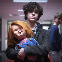 Nova série de Chucky traz boneco matando jovens que fazem bullying contra seu dono gay