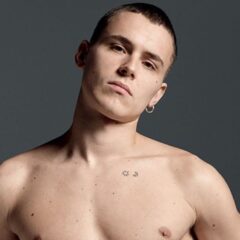 Arón Piper, sucesso de “Elite”, é visto na praia e chama atenção de sunga