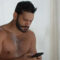 Nude?! Armando Babaioff cai em golpe e fãs acreditam que ele tenha enviado foto pelado para o golpista