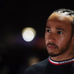 Lewis Hamilton admite desconforto de correr na Arábia Saudita e critica lei anti-LGBTQIA+: “Não posso fingir”