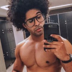 De maiô fio dental, Luciano desfila e chama atenção