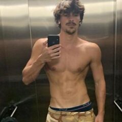 Bruno Montaleone posta foto de cueca molhada e deixa web chocada
