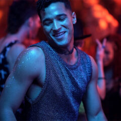 Reboot de “Queer as Folk” ganha data de estreia, primeiras imagens e vídeo teaser