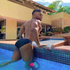 Modelão lindo do Flirt4Free quer foder sob a luz do luar!