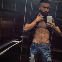Comemore um ano de câmeras com o safado e bi-curioso Koi Moreira no Flirt4Free