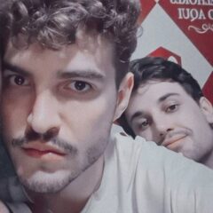 Cantor Jão posta foto com o namorado e agita web