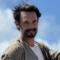 Alan Ritchson e Rodrigo Santoro vão brigar em novo filme: Ator brasileiro será vilão do próximo projeto da estrela de Reacher
