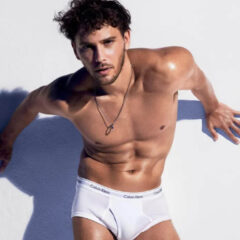Cooper Koch protagoniza nova campanha de cuecas da Calvin Klein