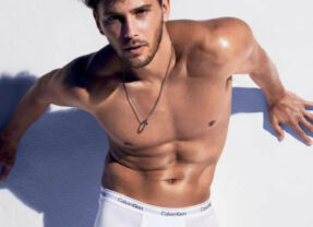 Cooper Koch protagoniza nova campanha de cuecas da Calvin Klein