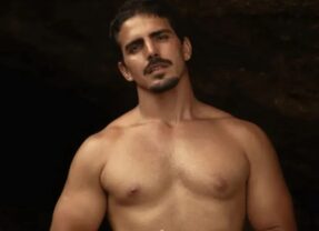 Participante de reality do Globoplay viraliza ao beijar 3 homens diante da namorada