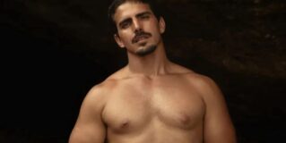 Participante de reality do Globoplay viraliza ao beijar 3 homens diante da namorada