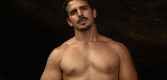 Participante de reality do Globoplay viraliza ao beijar 3 homens diante da namorada