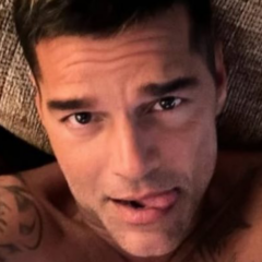 Peladão! Ricky Martin exibe corpo nu em selfie no espelho e deixa tatuagem íntima à mostra