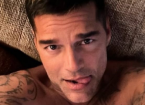 Peladão! Ricky Martin exibe corpo nu em selfie no espelho e deixa tatuagem íntima à mostra