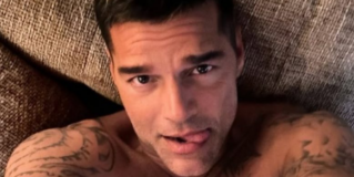 Peladão! Ricky Martin exibe corpo nu em selfie no espelho e deixa tatuagem íntima à mostra