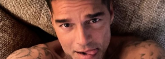 Peladão! Ricky Martin exibe corpo nu em selfie no espelho e deixa tatuagem íntima à mostra