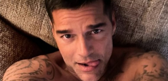 Peladão! Ricky Martin exibe corpo nu em selfie no espelho e deixa tatuagem íntima à mostra