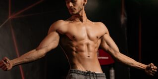 Desvende sua fantasia mais obscena: Ken McQueen está esquentando as festas de fim de ano!