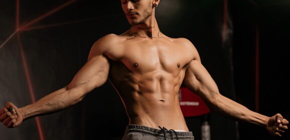 Desvende sua fantasia mais obscena: Ken McQueen está esquentando as festas de fim de ano!