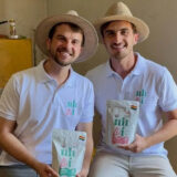 Irmãos gays assumem produção de café que expressa representatividade